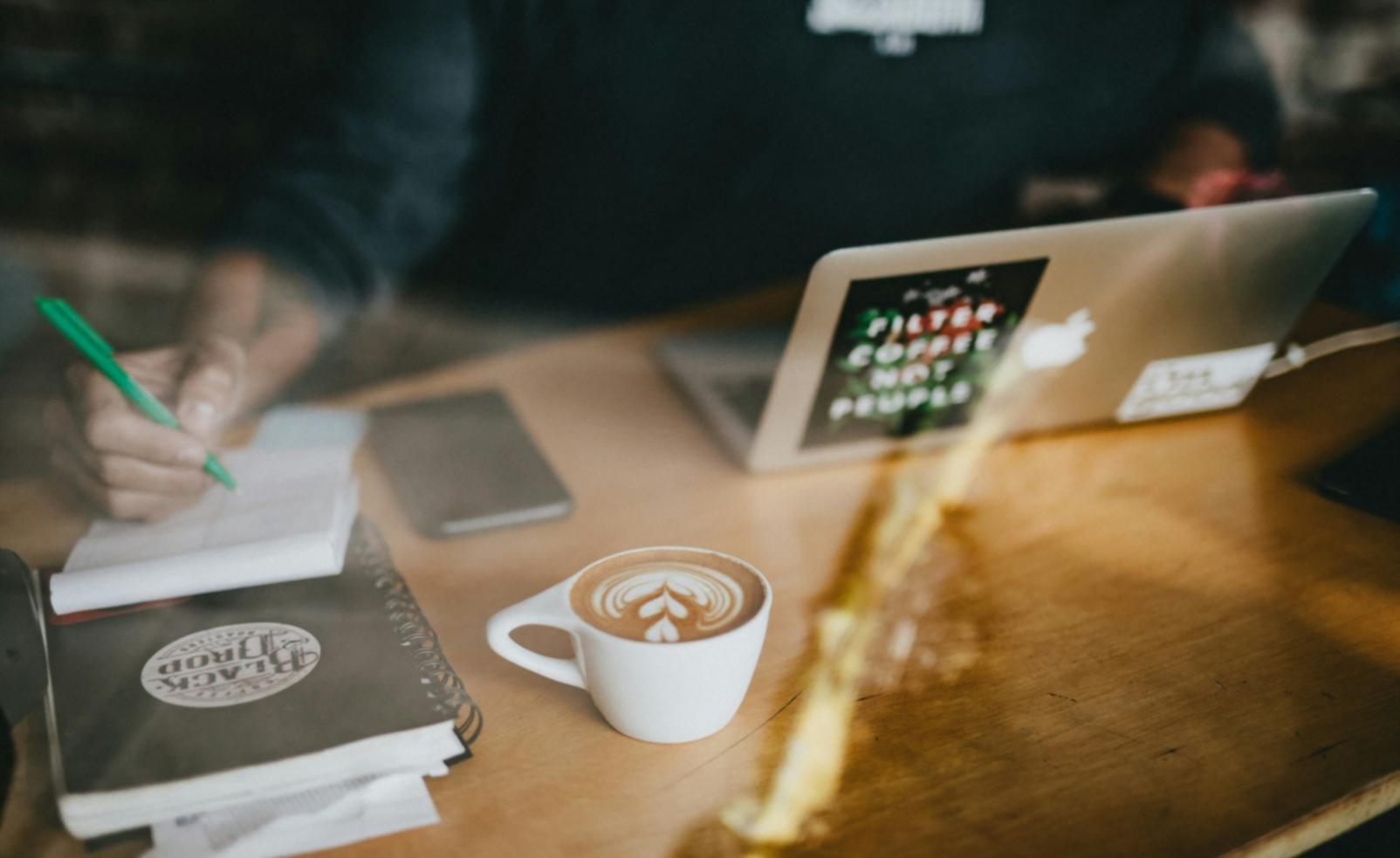 Emprendedor trabajando en estrategias financieras digitales